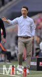 28.04.2018, Fussball 1. Bundesliga 2017/2018, 32. Spieltag, FC Bayern Mnchen - Eintracht Frankfurt, in der Allianz-Arena Mnchen. Trainer Niko Kovac (Eintracht Frankfurt) gibt Anweisungen.