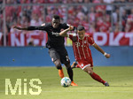 28.04.2018, Fussball 1. Bundesliga 2017/2018, 32. Spieltag, FC Bayern Mnchen - Eintracht Frankfurt, in der Allianz-Arena Mnchen. Danny da Costa (Eintracht Frankfurt) gegen Thiago (FC Bayern Mnchen).