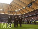 12.05.2018, Fussball 1. Bundesliga 2017/2018, 34. Spieltag, Hamburger SV - Borussia Mnchengladbach, im Volksparkstadion Hamburg. Polizei kommt auf den Platz, da Pyro im HSV Fanblock abgebrannt wird