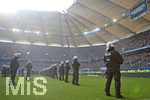 12.05.2018, Fussball 1. Bundesliga 2017/2018, 34. Spieltag, Hamburger SV - Borussia Mnchengladbach, im Volksparkstadion Hamburg. 1. Abstieg des HSV, Polizei nimmt Stellung auf dem Spielfeld