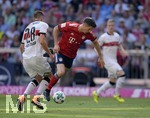 12.05.2018, Fussball 1. Bundesliga 2017/2018, 34. Spieltag, FC Bayern Mnchen - VfB Stuttgart, in der Allianz-Arena Mnchen. v.li: Holger Badstuber (Stuttgart) gegen Robert Lewandowski (FC Bayern Mnchen).