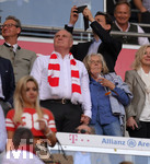 12.05.2018, Fussball 1. Bundesliga 2017/2018, 34. Spieltag, FC Bayern Mnchen - VfB Stuttgart, in der Allianz-Arena Mnchen. Bei der Siegerehrung hlt Prsident Uli Hoeness (li, FC Bayern) seine Frau Susi an der Hand.