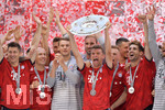 12.05.2018, Fussball 1. Bundesliga 2017/2018, 34. Spieltag, FC Bayern Mnchen - VfB Stuttgart, in der Allianz-Arena Mnchen. Siegerehrung Deutscher Meister Bayern Mnchen: Thomas Mller (FC Bayern Mnchen).