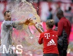 12.05.2018, Fussball 1. Bundesliga 2017/2018, 34. Spieltag, FC Bayern Mnchen - VfB Stuttgart, in der Allianz-Arena Mnchen. Meisterfeier:  li: Torwart Manuel Neuer (FC Bayern Mnchen) bekommt von Teammanagerin Kathleen Krger (re, Bayern) eine Ladung Weissbier ab.