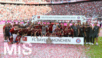 12.05.2018, Fussball 1. Bundesliga 2017/2018, 34. Spieltag, FC Bayern Mnchen - VfB Stuttgart, in der Allianz-Arena Mnchen. Siegerehrung Deutscher Meister Bayern Mnchen:  Gruppenfoto mit Meisterschale.