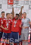 12.05.2018, Fussball 1. Bundesliga 2017/2018, 34. Spieltag, FC Bayern Mnchen - VfB Stuttgart, in der Allianz-Arena Mnchen. Siegerehrung Deutscher Meister Bayern Mnchen: Kingsley Coman (Bayern Mnchen) stemmt die Meisterschale hoch.