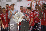 12.05.2018, Fussball 1. Bundesliga 2017/2018, 34. Spieltag, FC Bayern Mnchen - VfB Stuttgart, in der Allianz-Arena Mnchen. Siegerehrung Deutscher Meister Bayern Mnchen: Trainer Jupp Heynckes (FC Bayern Mnchen) stemmt die Meisterschale hoch.