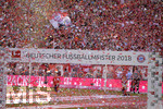 12.05.2018, Fussball 1. Bundesliga 2017/2018, 34. Spieltag, FC Bayern Mnchen - VfB Stuttgart, in der Allianz-Arena Mnchen. Siegerehrung Deutscher Meister Bayern Mnchen,  Randbild, Flitter liegen in der Luft.