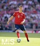 12.05.2018, Fussball 1. Bundesliga 2017/2018, 34. Spieltag, FC Bayern Mnchen - VfB Stuttgart, in der Allianz-Arena Mnchen.  Niklas Sle (FC Bayern Mnchen) am Ball.