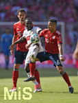 12.05.2018, Fussball 1. Bundesliga 2017/2018, 34. Spieltag, FC Bayern Mnchen - VfB Stuttgart, in der Allianz-Arena Mnchen. v.li: Orel Mangala (Stuttgart) gegen Thiago (FC Bayern Mnchen).