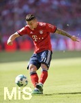 12.05.2018, Fussball 1. Bundesliga 2017/2018, 34. Spieltag, FC Bayern Mnchen - VfB Stuttgart, in der Allianz-Arena Mnchen.  James Rodriguez (FC Bayern Mnchen) am Ball.