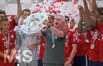 12.05.2018, Fussball 1. Bundesliga 2017/2018, 34. Spieltag, FC Bayern Mnchen - VfB Stuttgart, in der Allianz-Arena Mnchen. Siegerehrung Deutscher Meister Bayern Mnchen, Trainer Jupp Heynckes (FC Bayern Mnchen) stemmt stolz die Schale hoch. 