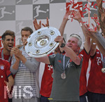 12.05.2018, Fussball 1. Bundesliga 2017/2018, 34. Spieltag, FC Bayern Mnchen - VfB Stuttgart, in der Allianz-Arena Mnchen. Siegerehrung Deutscher Meister Bayern Mnchen, Trainer Jupp Heynckes (FC Bayern Mnchen) stemmt stolz die Schale hoch.