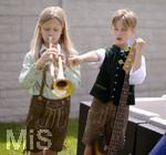 15.05.2018, Kinder und Familie, (Modelreleased). Zwei Kinder mit ihren Musikinstrumenten.