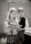 15.05.2018, Kinder und Familie, (Modelreleased). Ein Junge in Tracht mit einer Trompete.