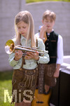 15.05.2018, Kinder und Familie, (Modelreleased). Ein Junge in Tracht mit einer Trompete.