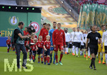 19.05.2018, Fussball DFB-Pokal Finale 2018, FC Bayern Mnchen - Eintracht Frankfurt, im Olympiastadion in Berlin. Einmarsch der beiden Mannschaften mit den Eskortkindern an der Hand.