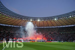 19.05.2018, Fussball DFB-Pokal Finale 2018, FC Bayern Mnchen - Eintracht Frankfurt, im Olympiastadion in Berlin. Im Frankfurter Fanblock werden Pyros abgebrannt.