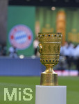 19.05.2018, Fussball DFB-Pokal Finale 2018, FC Bayern Mnchen - Eintracht Frankfurt, im Olympiastadion in Berlin. Der Pokal, im Hintergrund das Vereinslogo des FC Bayern. 