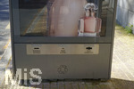 01.05.2018, Madrid, Spanien. Werbetafeln an Bushaltestellen werden auch als Wertstoff-Insel fr Batterie-Recycling hergenommen.