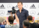 25.05.2018, Fussball Deutsche Nationalmannschaft, Trainingslager in Eppan (Sdtirol) vor der WM 2018, Pressekonferenz mit Oliver Bierhoff und Nils Petersen. Oliver Bierhoff wird von der Presse abgelichtet.