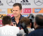 25.05.2018, Fussball Deutsche Nationalmannschaft, Trainingslager in Eppan (Sdtirol) vor der WM 2018, Pressekonferenz mit Oliver Bierhoff und Nils Petersen. Oliver Bierhoff wird von der Presse abgelichtet.