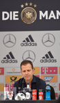 25.05.2018, Fussball Deutsche Nationalmannschaft, Trainingslager in Eppan (Sdtirol) vor der WM 2018, Pressekonferenz mit Oliver Bierhoff und Nils Petersen. Oliver Bierhoff ist nachdenklich.