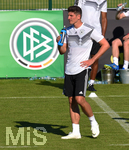 25.05.2018, Fussball Deutsche Nationalmannschaft, Trainingslager in Eppan (Sdtirol) vor der WM 2018, Training am Nachmittag,  Mario Gomez trinkt.