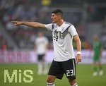 08.06.2018, Fussball Lnderspiel, Deutschland - Saudi Arabien, in der BayArena Leverkusen. Mario Gomez (Deutschland) gibt Anweisungen.