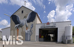 14.06.2018,  Strche brten in Pfaffenhausen in Bayern auf Hausdcher und Stromleitungen.  Die Pfaffenhausener Brauerei Storchenbru hat auf der Hausfassade ihrer Firmenzentrale ein riesiges Grafitti mit einem Storchenmotiv anbringen lassen.