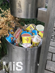 14.06.2018,  Dutzende leere Eisbecher in einem Abfall in Bad Wrishofen,  