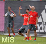 12.07.2018, Fussball 1. Bundesliga 2018/2019, FC Bayern Mnchen, Training an der Sbenerstrasse in Mnchen. v.li: Sandro Wagner (FC Bayern Mnchen) und Arjen Robben (FC Bayern Mnchen) 