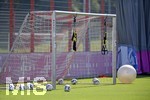 12.07.2018, Fussball 1. Bundesliga 2018/2019, FC Bayern Mnchen, Training an der Sbenerstrasse in Mnchen. Das leere Tor mit Derbystar Bllen.