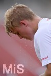 14.07.2018, Fussball 1. Bundesliga 2018/2019, Testspiel, FC Augsburg - Wrzburger Kickers, im Rosenaustadion Augsburg. Felix Gtze (FC Augsburg) wscht sich das Gesicht.