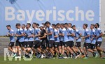 18.07.2018, Fussball 3. Bundesliga 2018/2019, TSV 1860 Mnchen Training an der Grnwalderstrasse, Fitnesstrainer Ingo Seibert (mitte, 1860) luft mit dem Team.