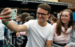 21.07.2018, XXL Tuberday im Skyline Park Bad Wrishofen, Allgu. Der YouTuber Max Oberber (li) macht ein Selfie mit einem Fan.