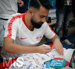 21.07.2018, XXL Tuberday im Skyline Park Bad Wrishofen, Allgu. FIFA-E-Sportler Cihan Yasarlar (RB Leipzig) gibt Autogramme.
