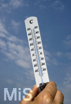 02.08.2018, Sommerhitze, das Thermometer zeigt 37 Grad Celsius Hitze an.