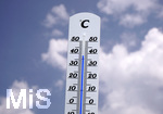 02.08.2018, Sommerhitze, das Thermometer zeigt 37 Grad Celsius Hitze an.