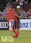 02.08.2018, Fussball 1. Bundesliga 2018/2019, FC Bayern Mnchen im Trainingslager in Rottach Egern am Tegernsee. Trainer Niko Kovac (FC Bayern Mnchen) mit Trainingsgert.