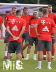 02.08.2018, Fussball 1. Bundesliga 2018/2019, FC Bayern Mnchen im Trainingslager in Rottach Egern am Tegernsee Thomas Mller (FC Bayern Mnchen) und Rafinha (FC Bayern Mnchen) horchen dem Trainer zu.