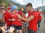 03.08.2018, Fussball 1. Bundesliga 2018/2019, FC Bayern Mnchen im Trainingslager in Rottach Egern am Tegernsee. Leon Goretzka (FC Bayern Mnchen) gibt nach dem Training Autogramme.