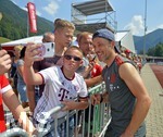03.08.2018, Fussball 1. Bundesliga 2018/2019, FC Bayern Mnchen im Trainingslager in Rottach Egern am Tegernsee. Trainer Niko Kovac (FC Bayern Mnchen) gibt nach dem Training Autogramme.