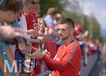 03.08.2018, Fussball 1. Bundesliga 2018/2019, FC Bayern Mnchen im Trainingslager in Rottach Egern am Tegernsee. Torwart Sven Ulreich (FC Bayern Mnchen) schreibt fr die Fans Autogramme.