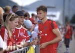 03.08.2018, Fussball 1. Bundesliga 2018/2019, FC Bayern Mnchen im Trainingslager in Rottach Egern am Tegernsee. Leon Goretzka (FC Bayern Mnchen) bei den Fans.