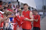 03.08.2018, Fussball 1. Bundesliga 2018/2019, FC Bayern Mnchen im Trainingslager in Rottach Egern am Tegernsee. Torwart Manuel Neuer (FC Bayern Mnchen) schreibt Autogramme.