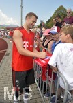 03.08.2018, Fussball 1. Bundesliga 2018/2019, FC Bayern Mnchen im Trainingslager in Rottach Egern am Tegernsee. Torwart Manuel Neuer (FC Bayern Mnchen) bei den Fans.
