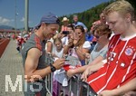 03.08.2018, Fussball 1. Bundesliga 2018/2019, FC Bayern Mnchen im Trainingslager in Rottach Egern am Tegernsee. Trainer Niko Kovac (FC Bayern Mnchen) gibt den Fans gut gelaunt Autogramme.