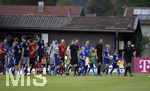 08.08.2018, Fussball 1. Bundesliga 2018/2019, Testspiel, FC Bayern Mnchen - FC Rottach-Egern, auf dem Sportplatz in Rottach-Egern. Beide Mannschaften laufen ins Spiel ein.