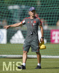 09.08.2018, Fussball 1. Bundesliga 2018/2019, Training des FC Bayern Mnchen,  auf dem Sportplatz in Rottach-Egern. Trainer Niko Kovac (FC Bayern Mnchen) gestikuliert.